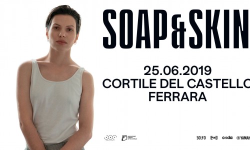 Soap&Skin nel Cortile del Castello Estense per Ferrara Sotto Le Stelle Festival.